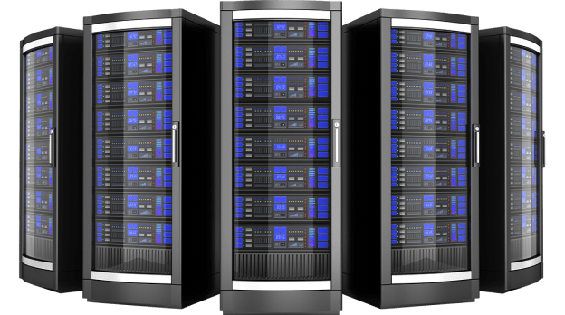 Un grupo de servidores con vibrantes luces azules que ofrecen servicios de alojamiento VPS.