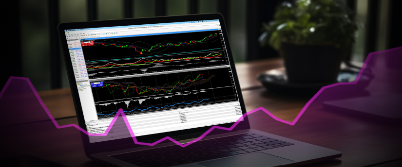 Gros plan sur l’écran d’un ordinateur portable affichant des graphiques de trading forex, avec une main posée sur le clavier.