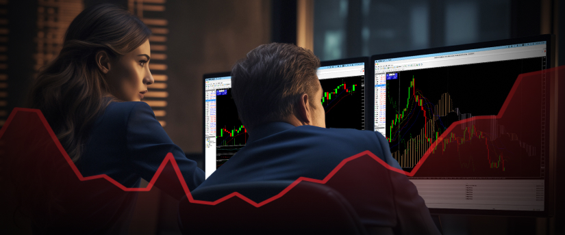 사무실 환경에서 책상에 앉아 컴퓨터 화면에 표시된 상승 추세선을 주의 깊게 바라보는 두 사람.